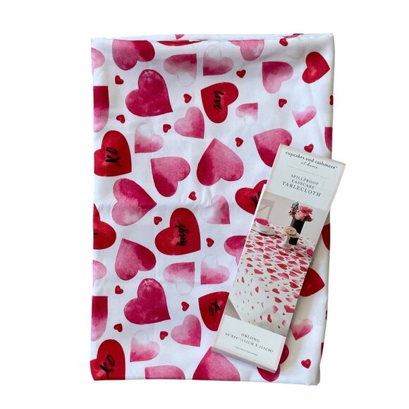 Cupcakes & Cashmere Valentine's Day Red & Pink Hearts Tablecloth 60x84 White NEW - Picture 1 of 11